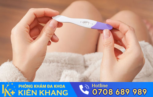 Bị trễ kinh que thử 2 vạch mờ